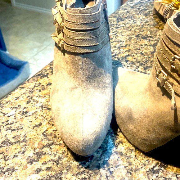 Gorgeous Guess Grey Suede Booties with Metal Detail. Worn once/S 7.5 no flaws. - Picture 3 of 10